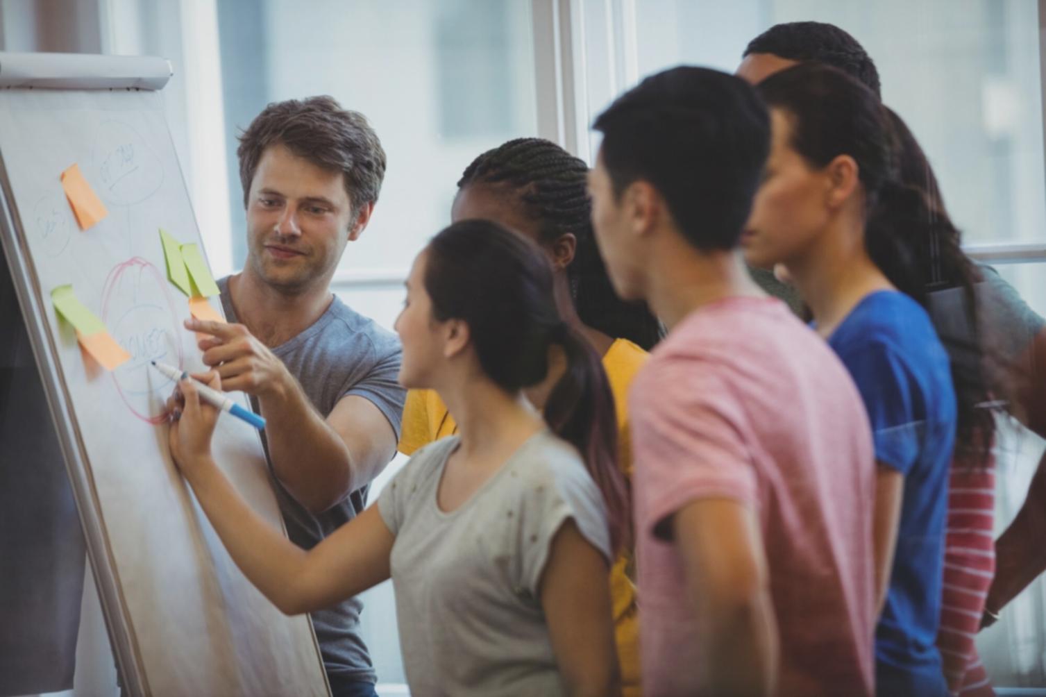 Équipe valimorquonestuhe travaillant sur des solutions financières innovantes